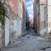 Le palazzine ospitano quattro appartamenti e sono divise tra loro da una breve stradina senza nome che termina davanti al muro che separa larea dai binari